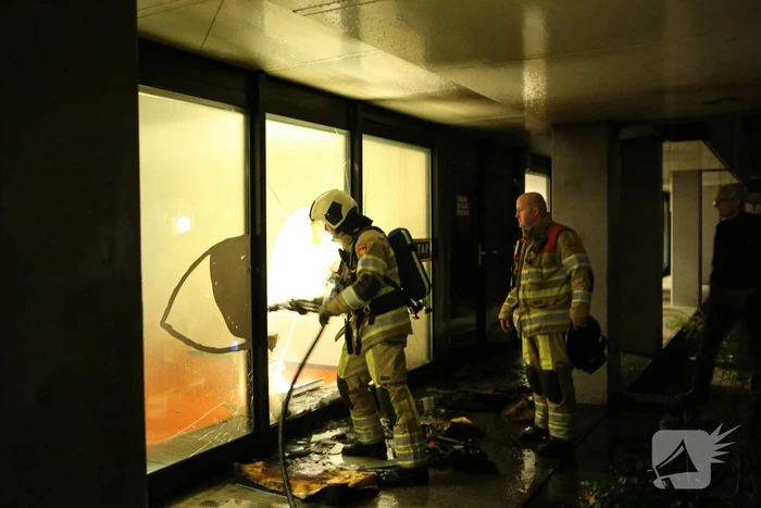 Veel schade door brandend matras tegen gebouw