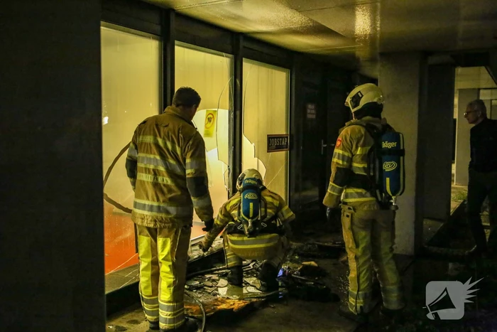 Veel schade door brandend matras tegen gebouw