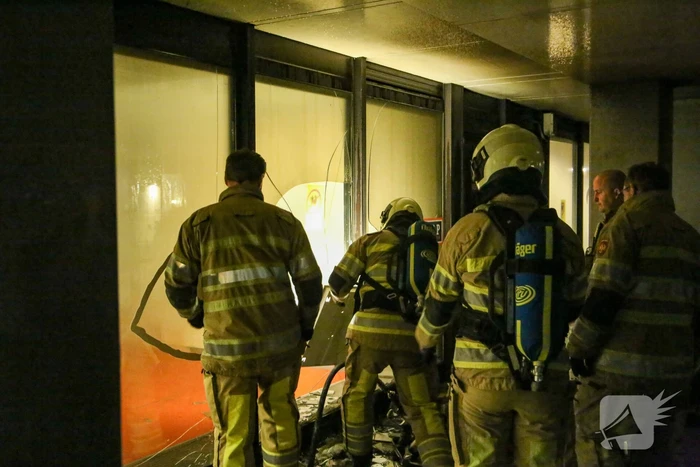 Veel schade door brandend matras tegen gebouw