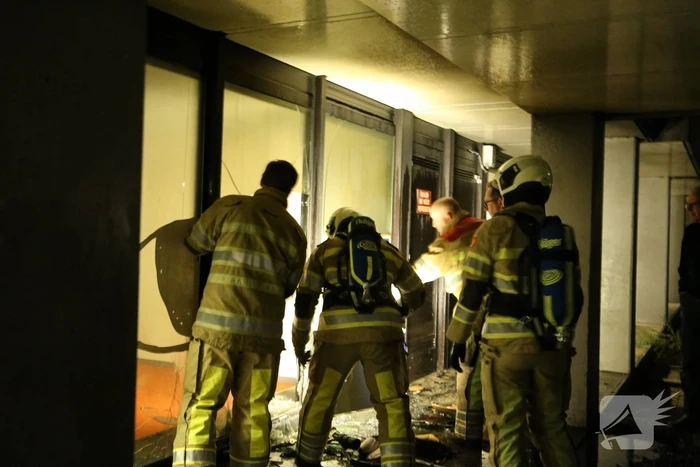 Veel schade door brandend matras tegen gebouw