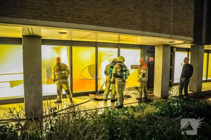 Veel schade door brandend matras tegen gebouw