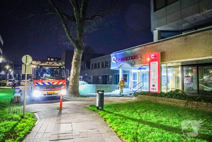 Veel schade door brandend matras tegen gebouw