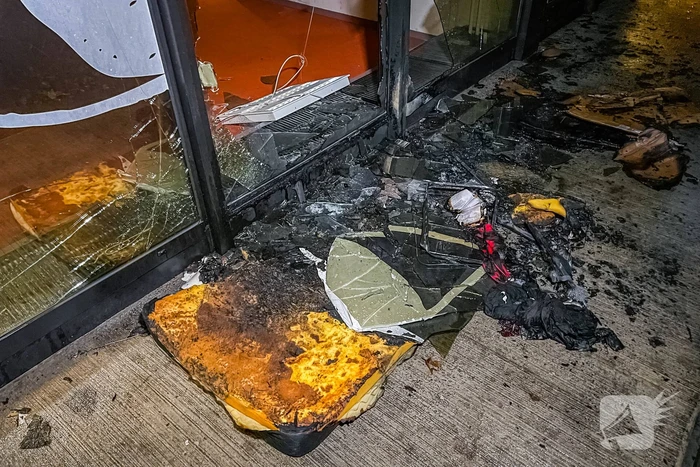 Veel schade door brandend matras tegen gebouw