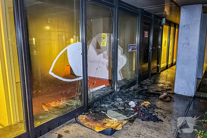 Veel schade door brandend matras tegen gebouw