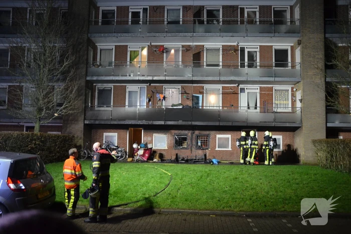 Bank in brand onder balkon van flat