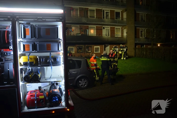 Bank in brand onder balkon van flat