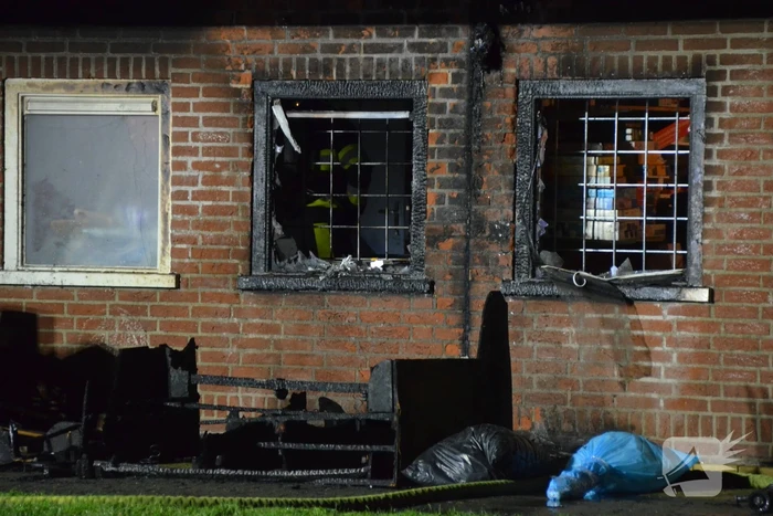 Bank in brand onder balkon van flat