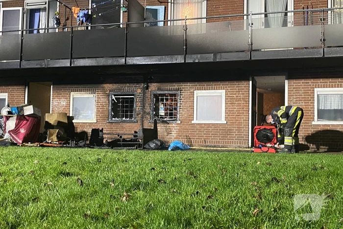 Bank in brand onder balkon van flat