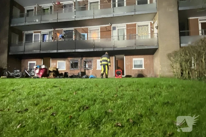 Bank in brand onder balkon van flat
