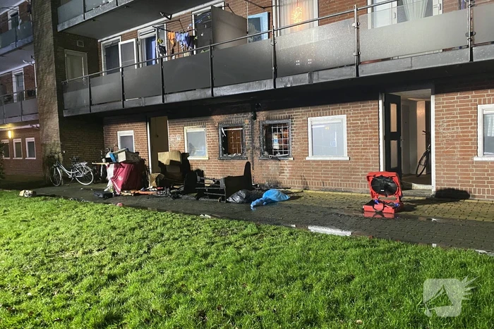 Bank in brand onder balkon van flat