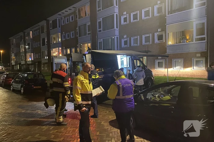 Bank in brand onder balkon van flat