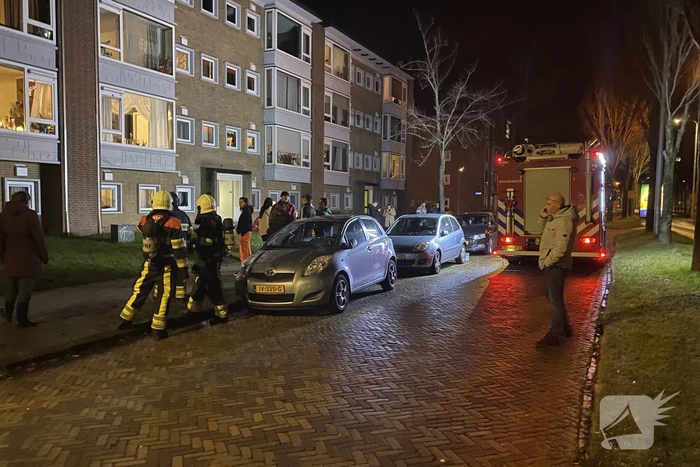 Bank in brand onder balkon van flat