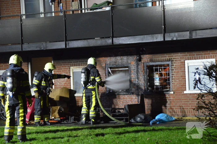 Bank in brand onder balkon van flat