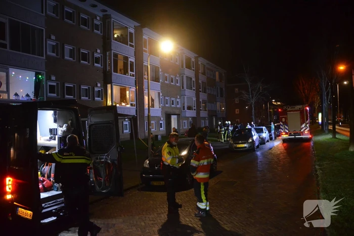 Bank in brand onder balkon van flat