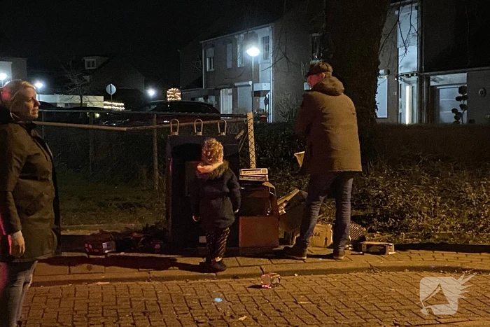 Oud papier tegen container in brand
