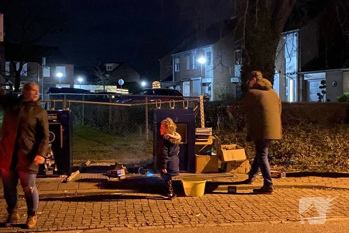 Oud papier tegen container in brand