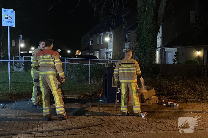 Oud papier tegen container in brand
