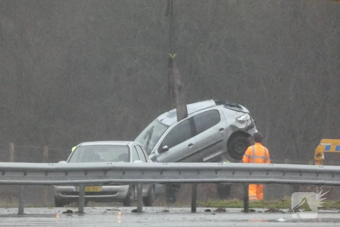 Auto raakt van de weg en belandt in berm