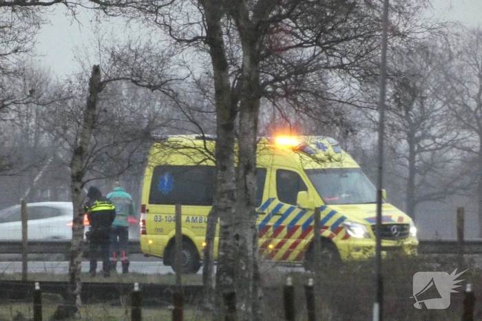 Auto raakt van de weg en belandt in berm