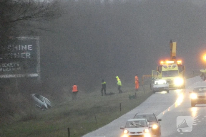 Auto raakt van de weg en belandt in berm