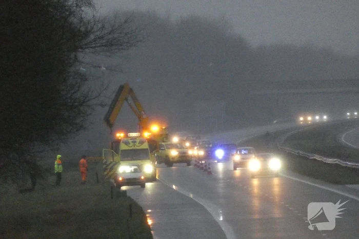 Auto raakt van de weg en belandt in berm
