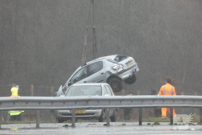 Auto raakt van de weg en belandt in berm