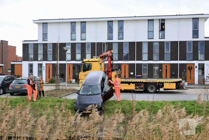 Auto te water na vergeten van handrem