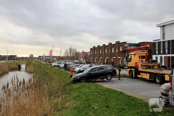 Auto te water na vergeten van handrem