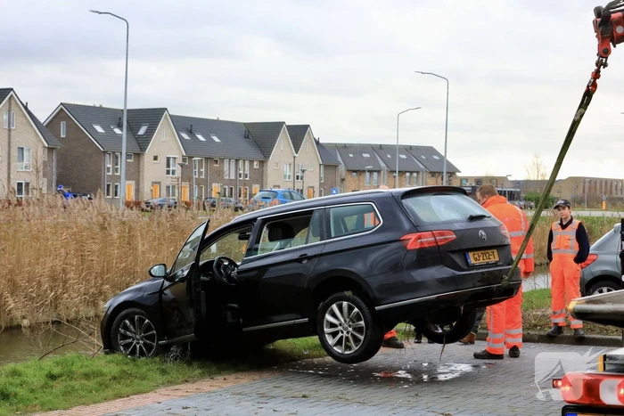 Auto te water na vergeten van handrem