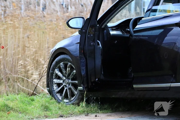 Auto te water na vergeten van handrem