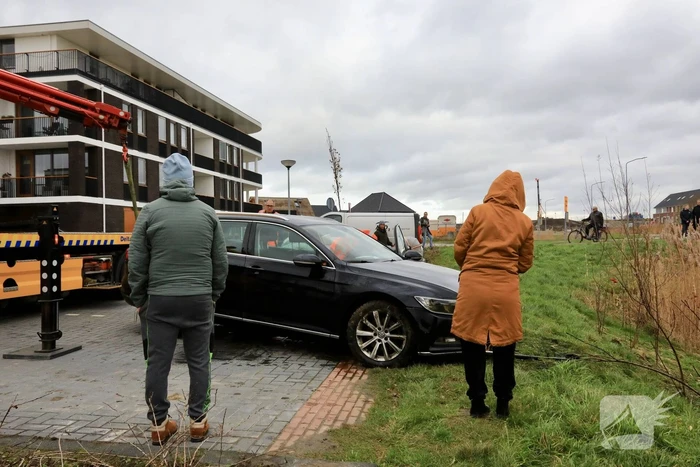 Auto te water na vergeten van handrem