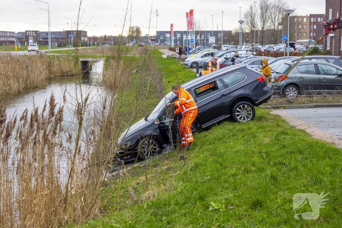 Auto te water na vergeten van handrem