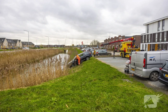 Auto te water na vergeten van handrem