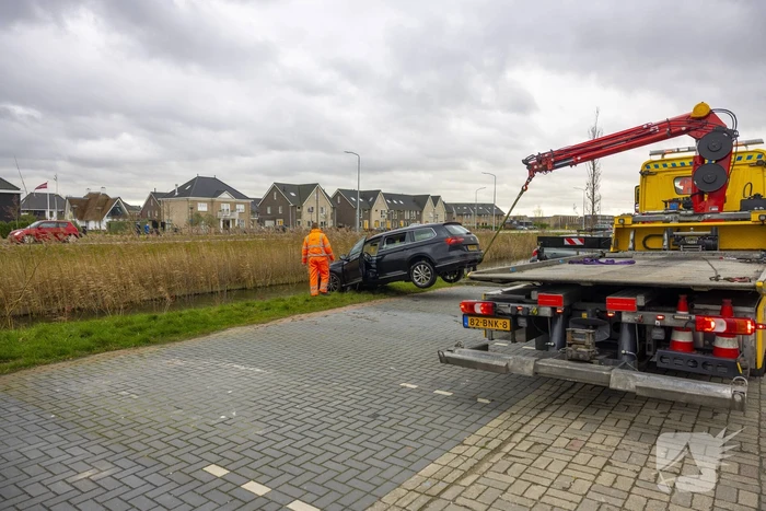 Auto te water na vergeten van handrem