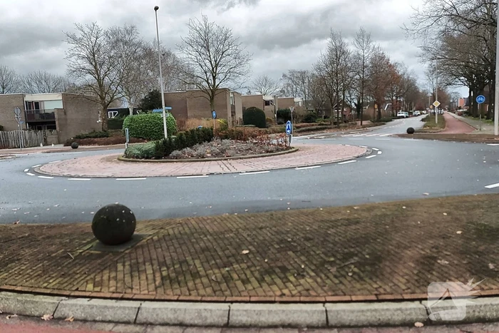 Verkeersbord omgedraaid en uit de grond getrokken