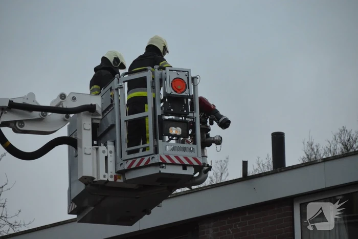Stuk daklijst dreigt van gebouw te waaien