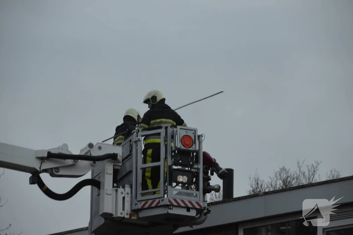 Stuk daklijst dreigt van gebouw te waaien