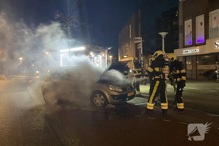 Veel rookontwikkeling door brand in auto
