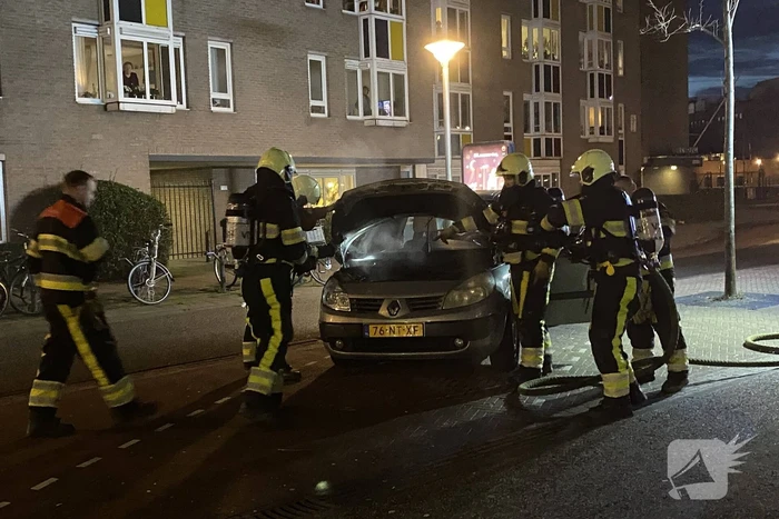 Veel rookontwikkeling door brand in auto
