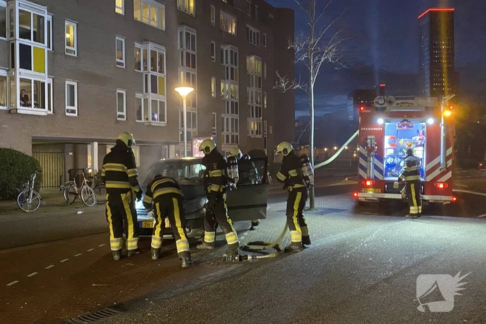 Veel rookontwikkeling door brand in auto