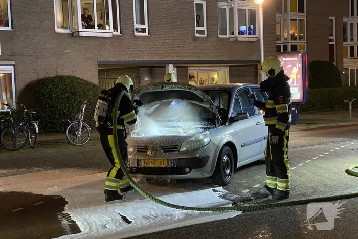 Veel rookontwikkeling door brand in auto