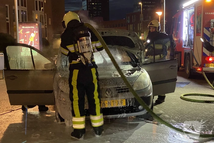 Veel rookontwikkeling door brand in auto