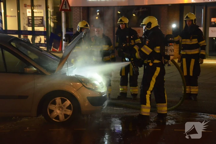 Veel rookontwikkeling door brand in auto