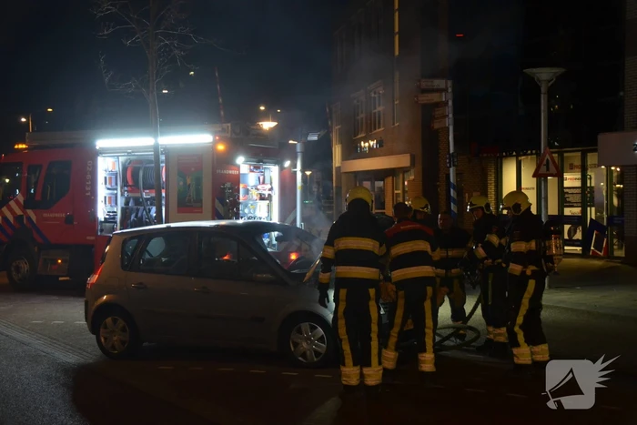 Veel rookontwikkeling door brand in auto