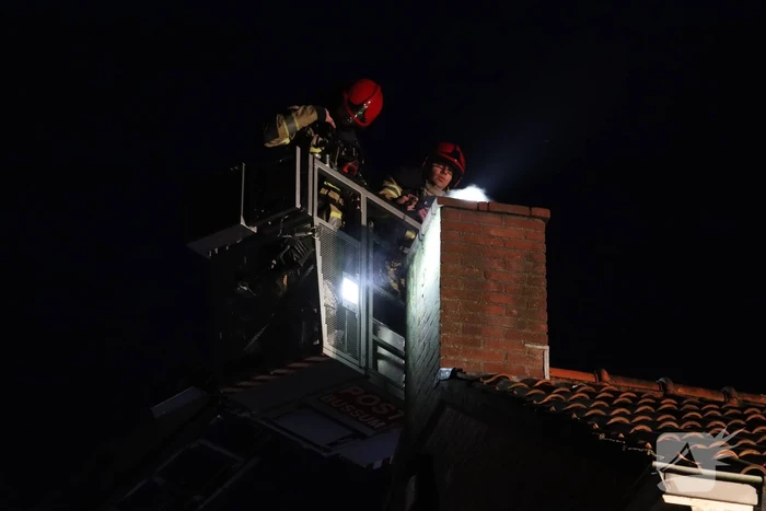 Brandweer veegt schoorsteen na brandmelding