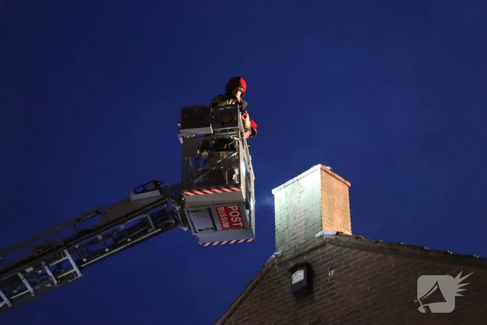 Brandweer veegt schoorsteen na brandmelding