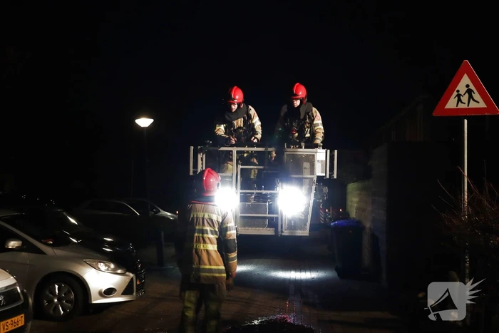 Brandweer veegt schoorsteen na brandmelding