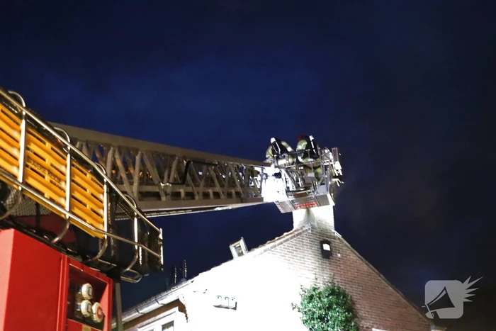 Brandweer veegt schoorsteen na brandmelding