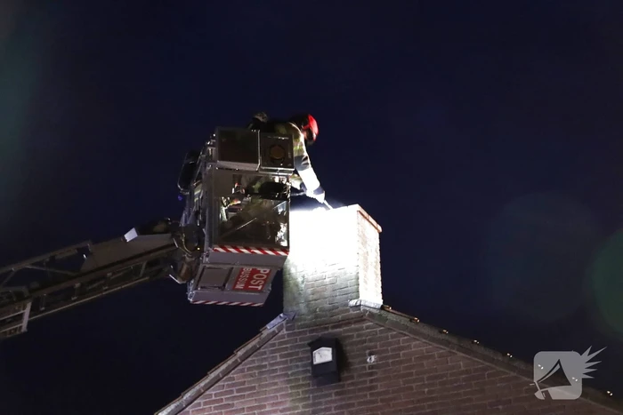 Brandweer veegt schoorsteen na brandmelding
