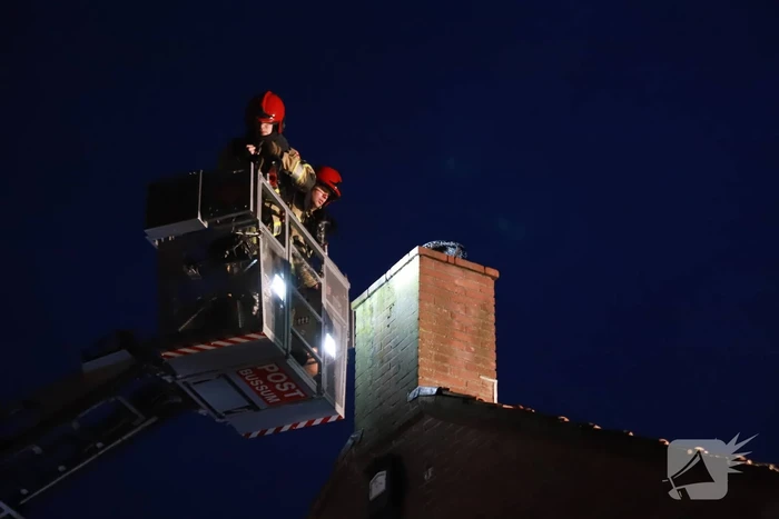 Brandweer veegt schoorsteen na brandmelding